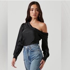 ASTR Asymmetrical One Sleeve Long Sleeve blouse